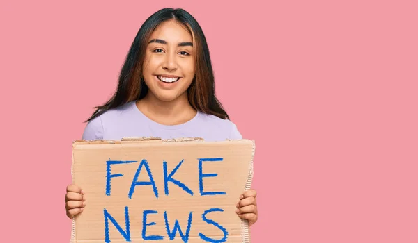 Jonge Latijn Vrouw Met Nep Nieuws Banner Kijken Positief Gelukkig — Stockfoto