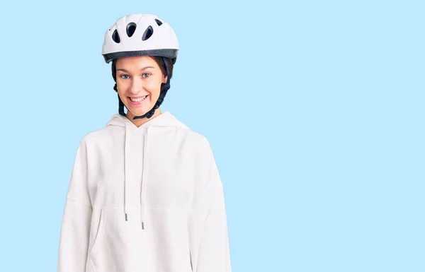 Mulher Jovem Morena Bonita Usando Capacete Bicicleta Roupas Esportivas Com — Fotografia de Stock