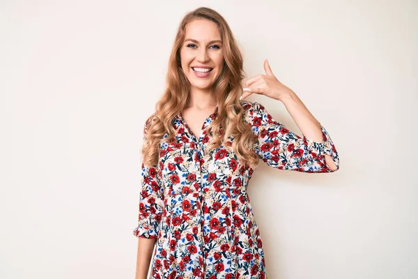 Mulher Caucasiana Jovem Com Cabelo Loiro Usando Vestido Verão Sorrindo — Fotografia de Stock