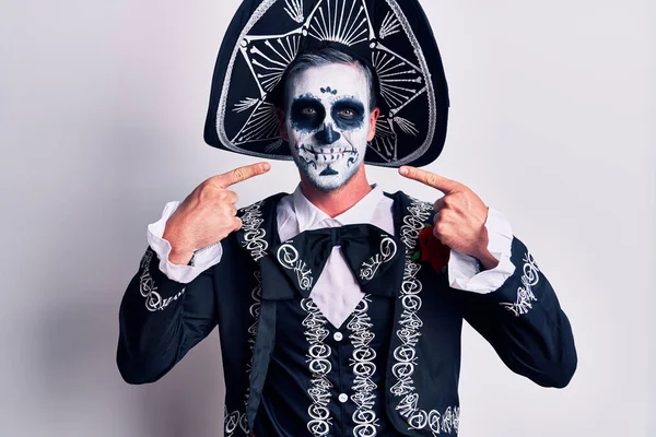 Jeune Homme Portant Jour Mexicain Costume Mort Sur Blanc Souriant — Photo