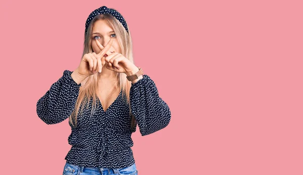 Jong Mooi Blond Vrouw Dragen Casual Kleding Afwijzing Expressie Kruisen — Stockfoto