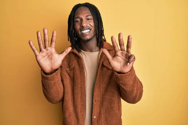 Hombre Afroamericano Con Trenzas Con Chaqueta Retro Marrón Mostrando Apuntando —  Fotos de Stock