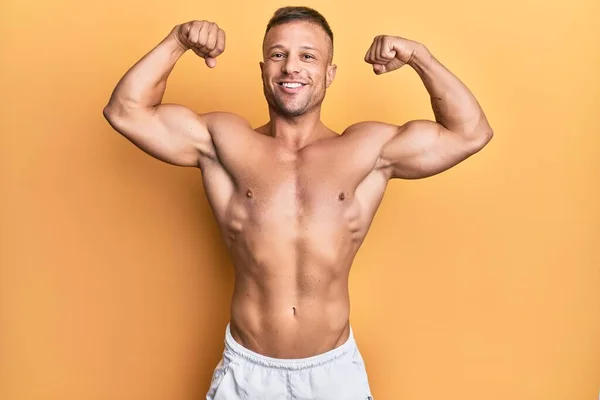 Schöner Bodybuldier Mann Posiert Sexy Zeigt Muskeln Hemdlosen Oberkörper Zeigt — Stockfoto