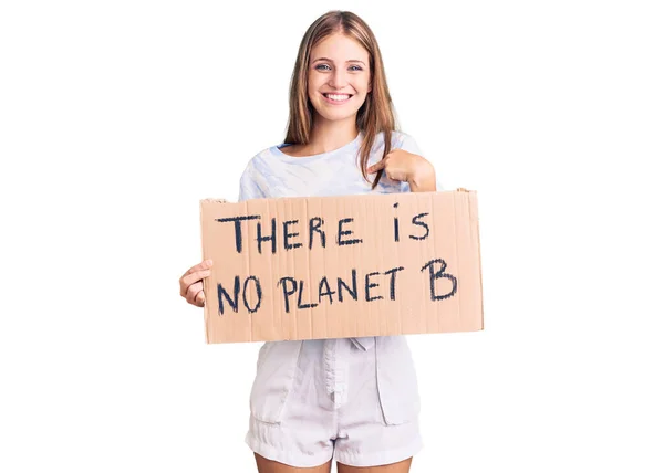 Jovem Bela Mulher Loira Segurando Não Planeta Banner Apontando Dedo — Fotografia de Stock