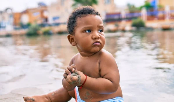 Adorable Niño Afroamericano Sentado Playa —  Fotos de Stock