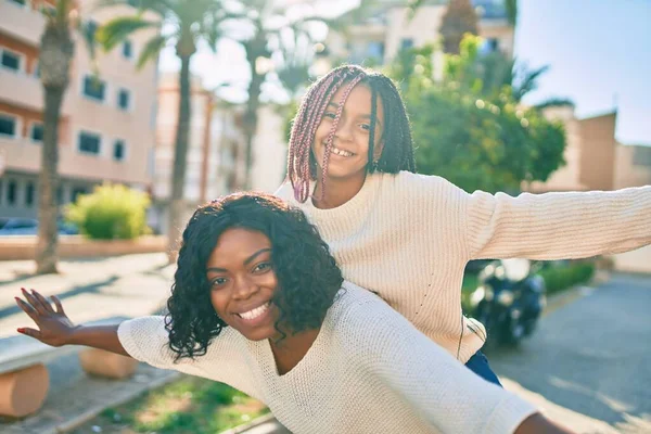 Mooie Afrikaanse Amerikaanse Moeder Geven Dochter Piggyback Rijden Met Open — Stockfoto