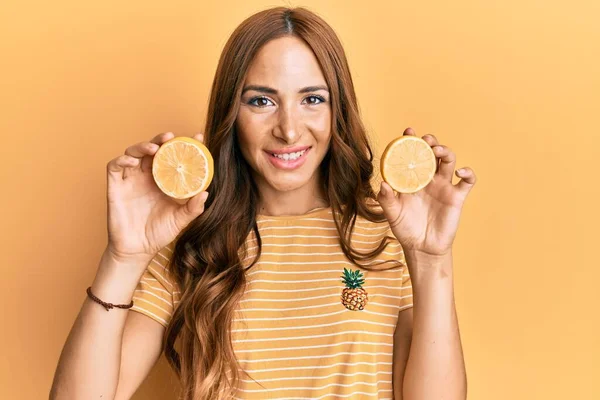 年轻的黑发女子脸上挂着鲜橙的微笑 脸上带着快乐而淡淡的微笑 显示牙齿 — 图库照片