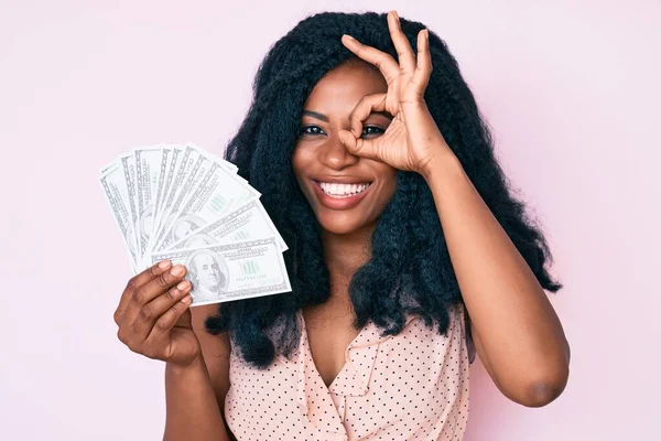 Krásná Africká Žena Drží Dolary Úsměvem Šťastný Dělá Pořádku Znamení — Stock fotografie