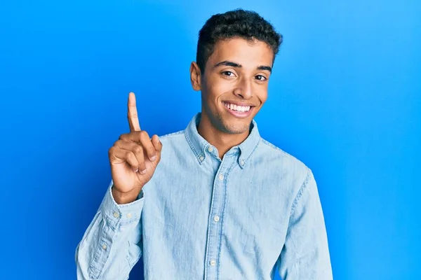 Jonge Knappe Afro Amerikaanse Man Draagt Casual Kleding Glimlachend Met — Stockfoto