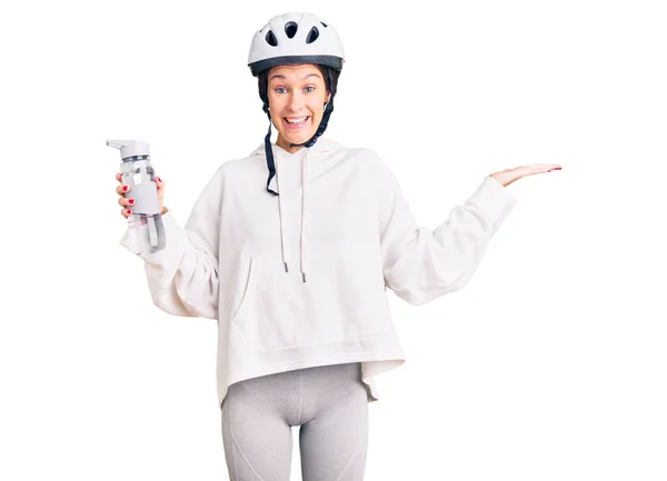 Beautiful Brunette Young Woman Wearing Bike Helmet Holding Water Bottle — Stock Photo, Image
