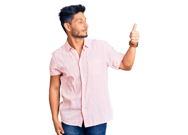 Guapo Joven Latinoamericano Con Camisa Verano Casual Luciendo Orgulloso Sonriendo —  Fotos de Stock