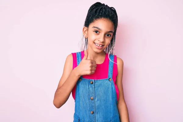 Fiatal Afro Amerikai Lány Gyermek Fonat Visel Alkalmi Ruhát Rózsaszín — Stock Fotó