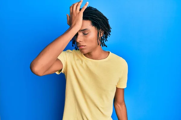 Jeune Homme Afro Américain Portant Des Vêtements Décontractés Surpris Avec — Photo