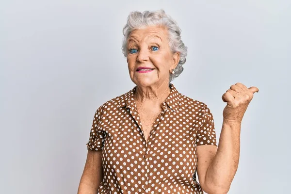 Yaşlı Gri Saçlı Günlük Kıyafetler Giyen Gülümseyen Gülümseyen Baş Parmağıyla — Stok fotoğraf