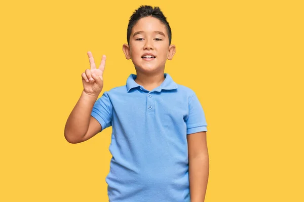 Kleine Jongen Latijns Amerikaanse Jongen Draagt Casual Kleding Glimlachend Kijkend — Stockfoto