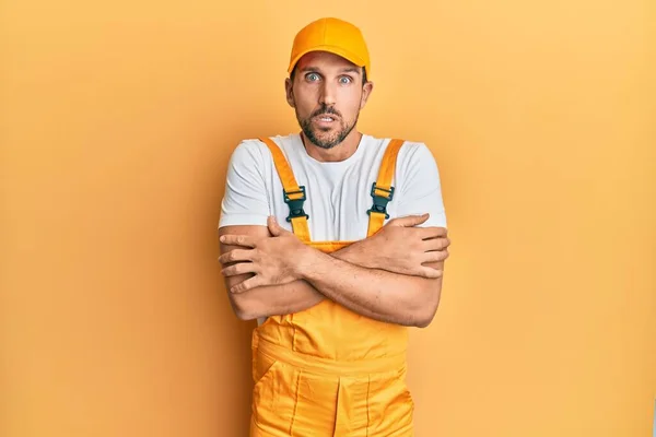 Jovem Bonito Homem Vestindo Handyman Uniforme Sobre Amarelo Fundo Tremendo — Fotografia de Stock