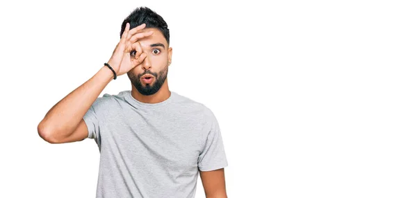 Joven Con Barba Que Llevaba Una Camiseta Gris Casual Haciendo —  Fotos de Stock