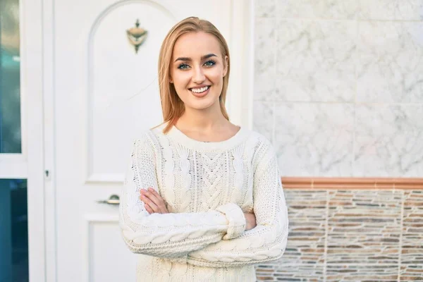 Giovane Ragazza Bionda Sorridente Felice Piedi Alla Città — Foto Stock