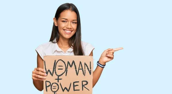 Hermosa Mujer Hispana Sosteniendo Estandarte Poder Mujer Sonriendo Feliz Señalando — Foto de Stock