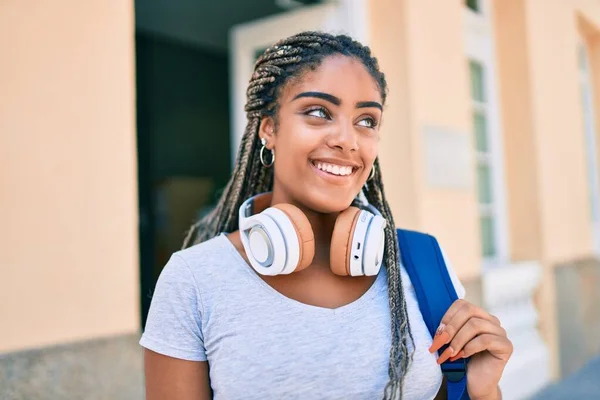Ung Afrikansk Amerikansk Student Kvinna Ler Glad Universitetsområdet — Stockfoto
