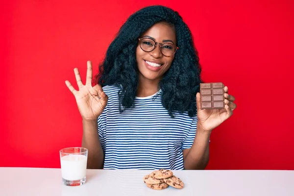 Gyönyörű Afrikai Eszik Egy Csokoládé Bár Iszik Pohár Tejet Csinál — Stock Fotó