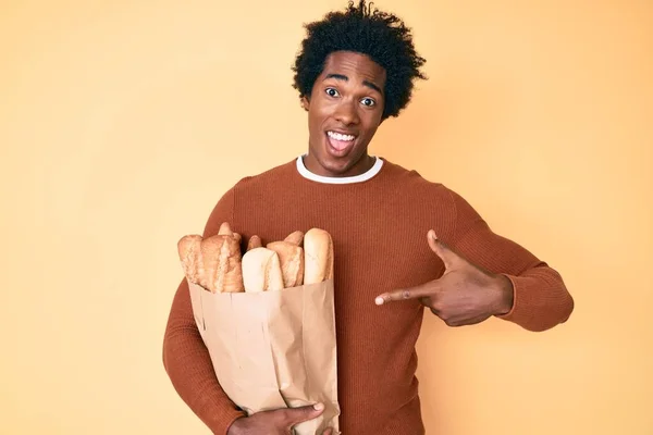 Hombre Afroamericano Guapo Con Pelo Afro Sosteniendo Bolsa Papel Con — Foto de Stock