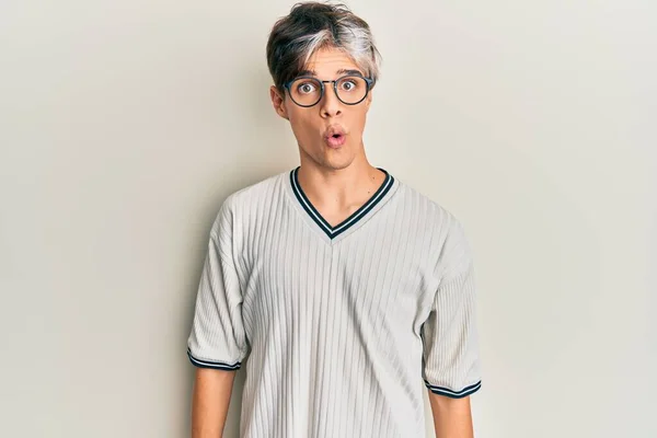 Jovem Hispânico Vestindo Roupas Casuais Óculos Com Medo Chocado Com — Fotografia de Stock