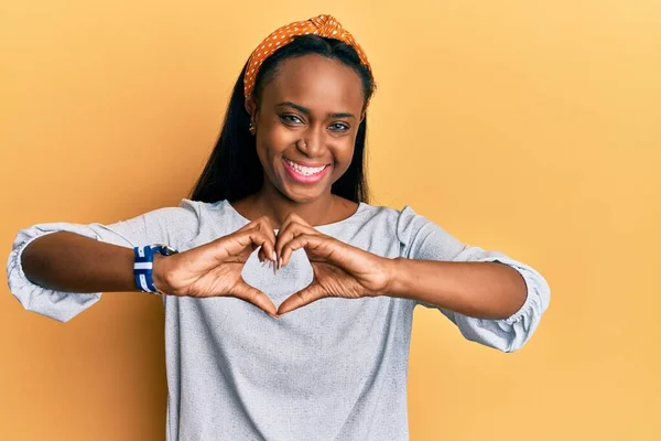 Jonge Afrikaanse Vrouw Draagt Casual Kleding Gele Achtergrond Glimlachend Liefde — Stockfoto