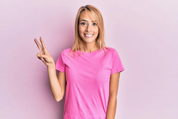 Krásná Blondýnka Neformálním Růžovým Tričkem Usmívá Dívá Kameru Ukazující Prsty — Stock fotografie
