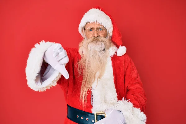 Gri Saçlı Uzun Sakallı Geleneksel Noel Baba Kostümü Giyen Yaşlı — Stok fotoğraf