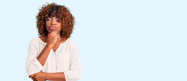 Młoda Afroamerykanka Luźnych Ciuchach Poważnie Myśląca Pytaniu Ręką Podbródku Myśląca — Zdjęcie stockowe