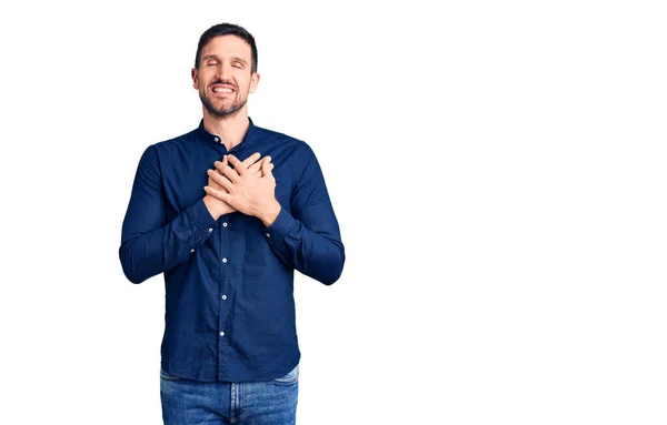 Joven Hombre Guapo Con Camisa Casual Sonriendo Con Las Manos —  Fotos de Stock