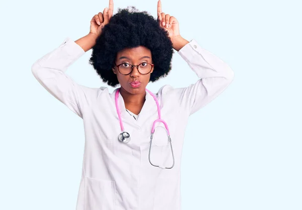 Joven Mujer Afroamericana Vistiendo Abrigo Médico Estetoscopio Haciendo Gesto Divertido — Foto de Stock