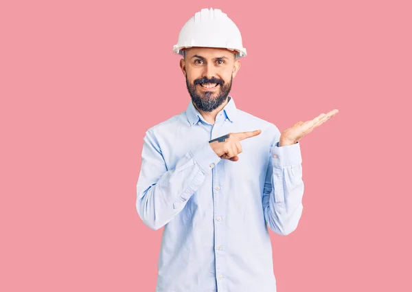 Ung Stilig Man Bär Arkitekt Hardhat Förvånad Och Ler Mot — Stockfoto