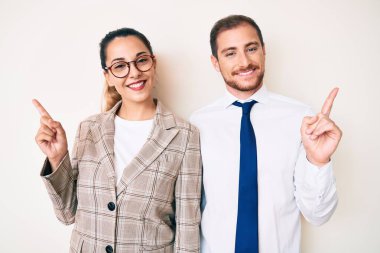 İş kıyafetleri giymiş, kendine güvenen, farklı yönleri gösteren güzel bir çift. reklam için kopyalama alanı 