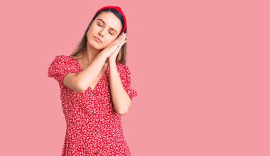 Genç ve güzel bir kız elbise giyer ve Diadem uyur. Yorgun düşler kurar, ellerle poz verir ve gözleri kapalı gülümserdi.. 