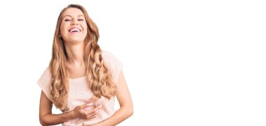 Sarışın, güzel, beyaz bir kadın. Sıradan kıyafetler giyiyor. Gülümsüyor ve kahkahalar atıyor.. 