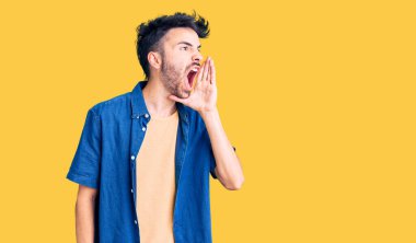 Latin asıllı genç adam günlük kıyafetler giyip el ele tutuşarak bağırıyor ve çığlık atıyordu. iletişim konsepti. 