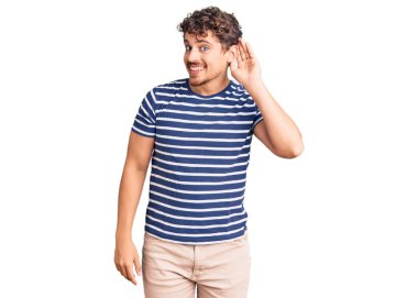 Kıvırcık saçlı, sıradan kıyafetler giyen, el pençe divan gülümseyen dedikoduları ve dedikoduları dinleyen genç yakışıklı bir adam. Sağırlık kavramı. 