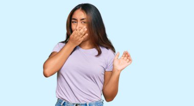 Gündelik giysiler giyen genç Latin bir kadın pis ve iğrenç bir koku alıyor. Dayanılmaz bir koku. Nefesini burnunda tutuyor. Kötü kokuyor. 