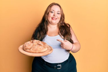 Ayrıca beyaz kadın elinde ekmek tutarken mutlu mesut elini ve parmağını gösteriyor. 