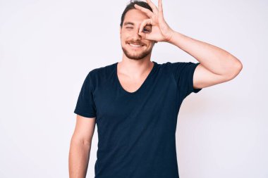 Genç, yakışıklı, günlük kıyafetler giyen, gülümseyen, mutlu, el pençe divan duran, el pençe divan duran. 