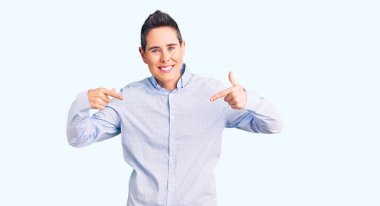 Kısa saçlı, iş kıyafetleri giyen, kendine güvenen, gülümseyen, kendini gururlu ve mutlu gösteren genç bir kadın.. 