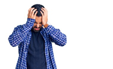 İspanyol asıllı genç adam gündelik giysiler giyiyor. Baş ağrısı çekiyor. Acı ve migren yüzünden çaresiz ve stresli. Eller başının üstünde.. 