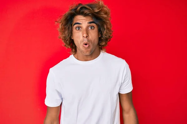 Joven Hombre Hispano Vistiendo Camiseta Blanca Casual Asustado Sorprendido Con —  Fotos de Stock