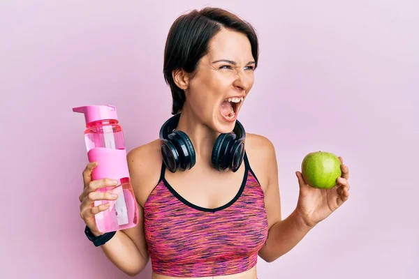 Mulher Morena Jovem Com Cabelo Curto Vestindo Sportswear Segurando Garrafa — Fotografia de Stock