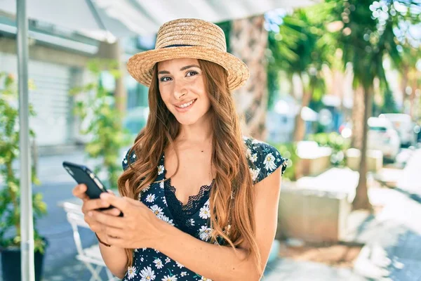Joven Mujer Hispana Vacaciones Usando Smartphone Calle Ciudad —  Fotos de Stock
