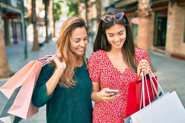 Vacker Latinamerikansk Mor Och Dotter Använder Smartphone Och Shopping Staden — Stockfoto