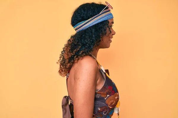 Joven Mujer Afroamericana Vistiendo Estilo Bohemio Hippie Mirando Lado Pose — Foto de Stock