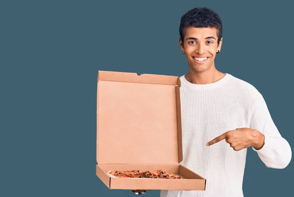 Genç Afrikalı Amerikalı Elinde Pizza Kutusuyla Mutlu Bir Şekilde Gülümsüyor — Stok fotoğraf